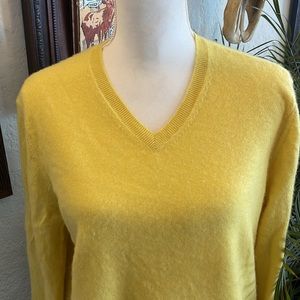 UNIQLO 100% cashmere canary yellow V-neck sweater